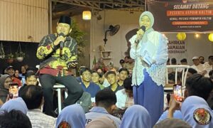 Caption foto : Suasana kemeriahan Kepoin Kaltim di Bagios Cafe bersama Rudy Mas’ud.