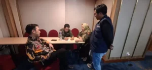 Foto : Tiga Komisioner PanwascamBalikpapan Barat, Zilkifli (kanan), Yotam Wijaya dan Rosmaniar