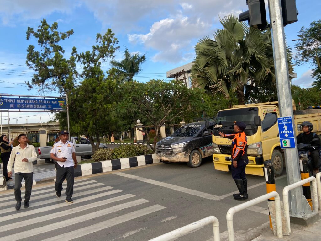 Foto : fasilitas pelican crossing di depan Bank Indonesia yang menghubungkan area tersebut dengan Teras Samarinda.