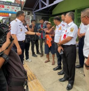 Foto: Wali Kota Samarinda, Andi Harun, bersama jajaran OPD di Jalan Abul Hasan, Rabu (8/1/2025).