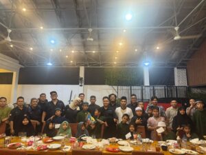 Foto: Buka bersama SMSI Kukar bersama anak-anak dan pengurus Panti Ar-Rayyan Tenggarong (Ist/SMSI Kukar)