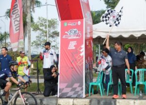 Foto : Gowes Pore Kukar 2025 Dimeriahkan Peserta Lintas Daerah, Sekda Sunggono Kibarkan Bendera Start. (Istimewa)