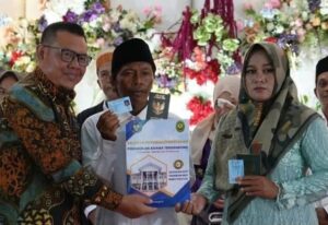 Foto : Kadis PMD Kukar, Arianto Ketika Kegiatan Isbat Nikah di Desa Badak Baru, Kecamatan Muara Badak. (Istimewa)