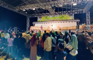 Foto : Pertunjukan Wayang Kulit yang digelar dalam rangka HUT ke-45 Desa Bukit Raya, dapat apresiasi penuh dari Dispar Kukar. (Istimewa)
