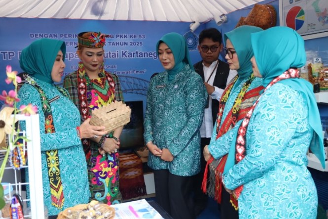 Foto : Keikutsertaan Kabupaten Kukar dalam pameran UMKM pada peringatan HKG PKK Nasional ke-53 di Samarinda. (Istimewa)