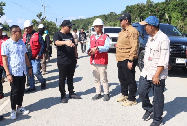 Foto : Bupati Kukar Tinjau Jalan Sebelimbingan-Tuab Tuha, Fokus Perbaikan Infrastruktur Hulu. (Istimewa)