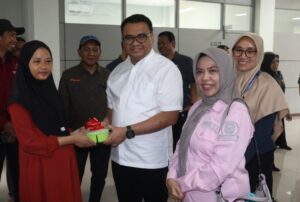 Foto : Bupati Kukar Distribusikan Makanan Tambahan untuk Balita dan Ibu Hamil. (Istimewa)