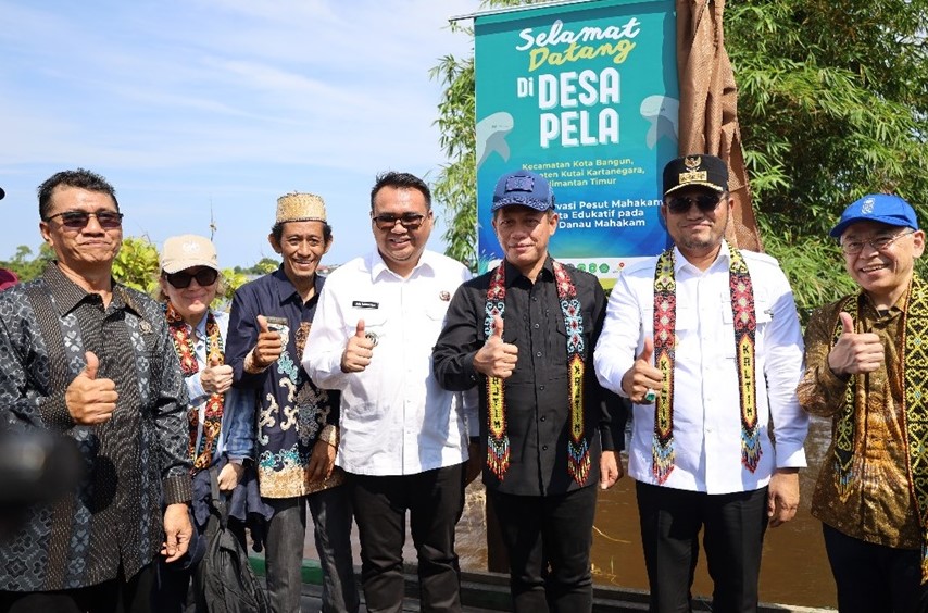 Foto : Bupati Kukar Aulia Rahman Basri menyambut kunjungan kerja Menteri Lingkungan Hidup/Kepala BPLH Hanif Faisol di dermaga Desa Pela. (Istimewa)