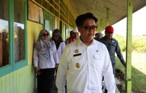 Foto : Wabup Kukar Tinjau Jalan Longsor dan Progres Patung Bung Karno di Sangasanga. (Istimewa)