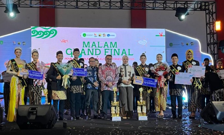 Foto : Penobatan Teruna Dara Kukar 2025, Raina Afriana Raih Putri Pariwisata. (Istimewa)