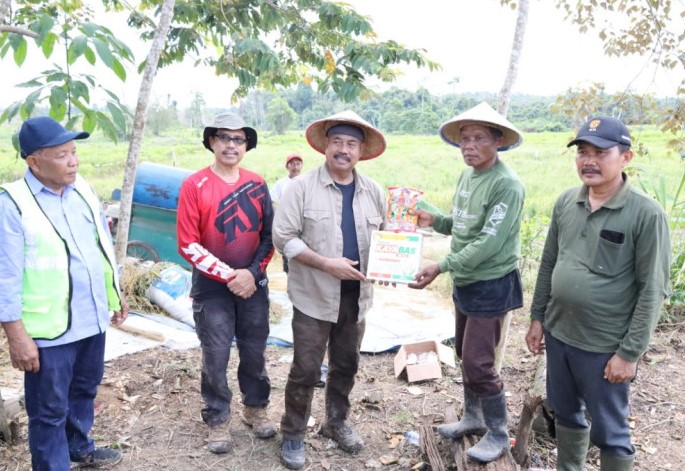 Foto : Bupati Kukar Dorong Desa Mulawarman Jadi Lumbung Padi Unggulan, Panen Perdana Bukti Nyata Program Ketahanan Pangan. (Istimewa)