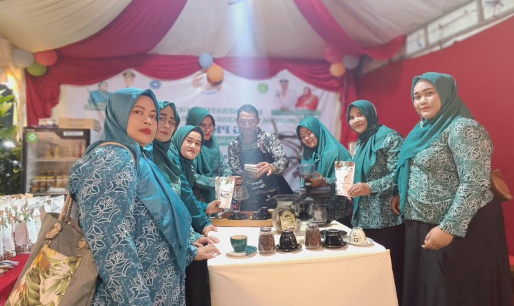 Foto : UMKM Desa Prangat Baru Tampilkan Inovasi Camilan Kopi Luwak di Acara UP2K Marangkayu. (Istimewa)