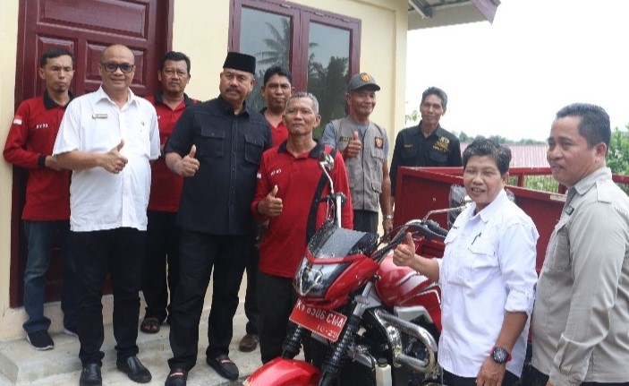 Foto : Ketika Bupati Kutai Kartanegara, Edi Damansyah, di Rumah Sekretariat Bank Sampah Asri. (Istimewa)