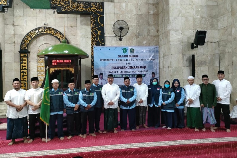 Foto : Bupati Kukar Edi Damansyah saat memimpin pelepasan resmi calon jamaah haji Kloter 3. (Istimewa)