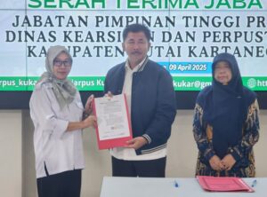Foto: Rinda Desianti Resmi Jabat Plt Kepala Diarpus Kukar Gantikan Aji Lina Rodiah, Sunggono Harap Keberhasilan Sebelumnya Jadi Pondasi.