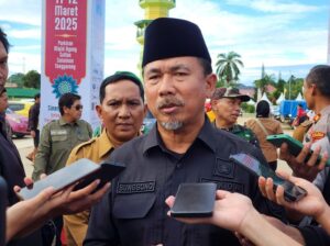 Foto: Sekda Kukar, Sunggono, didampingi Asisten II Setkab Kukar Ahyani Fadianur Diani, di acara Gerakan Pangan Murah (GPM).