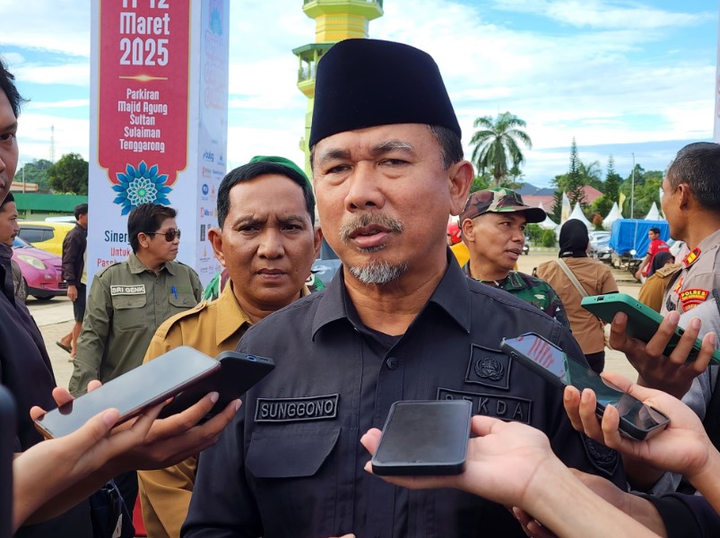 Foto: Sekda Kukar, Sunggono, didampingi Asisten II Setkab Kukar Ahyani Fadianur Diani, di acara Gerakan Pangan Murah (GPM).